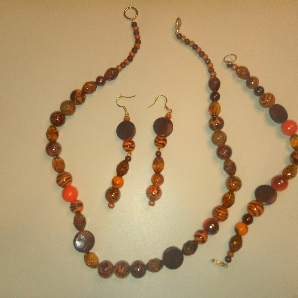 3pc Jewelry set incl Necklace, bracelet & earrings